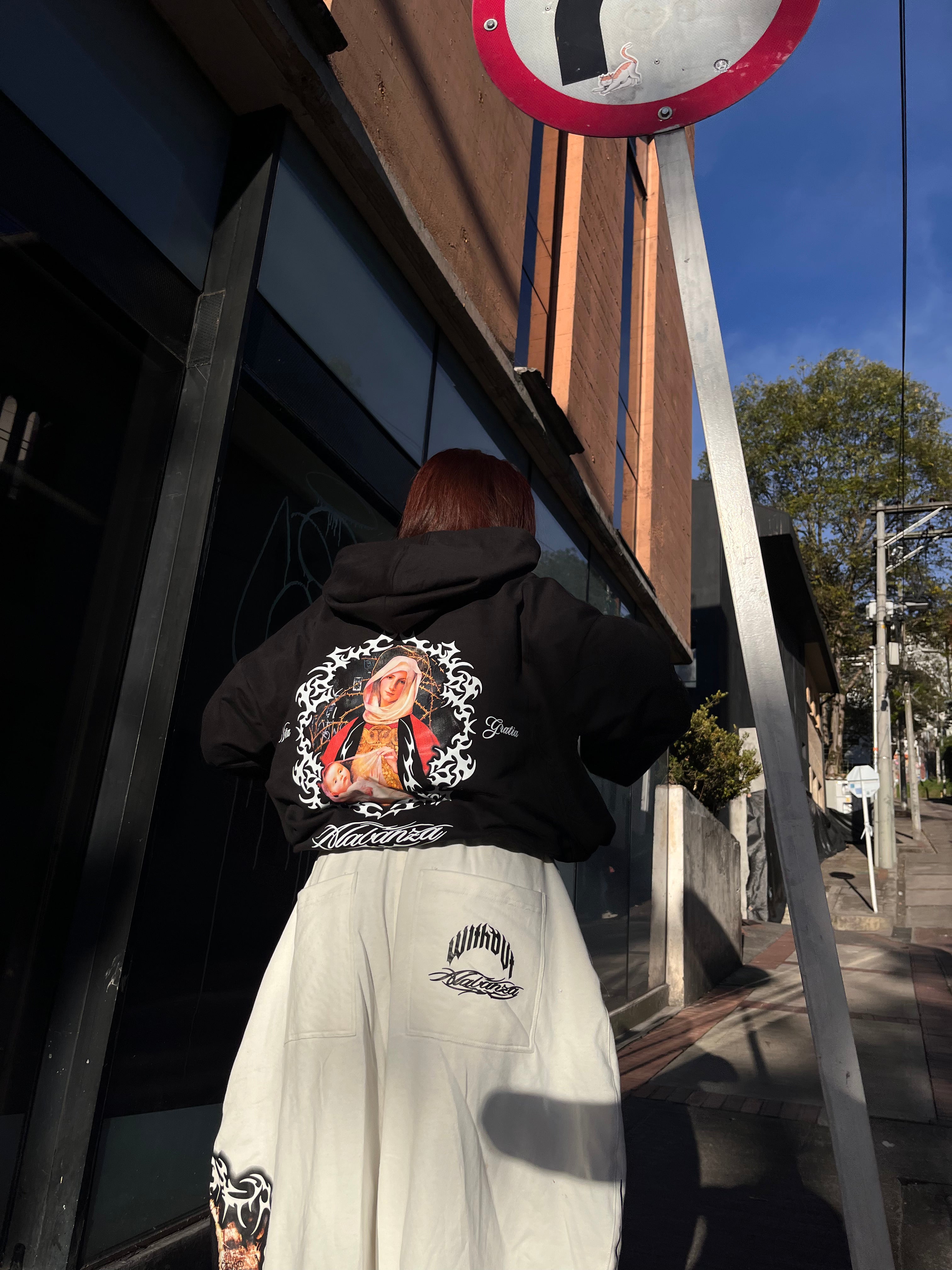 Hoodie Oversize “Matter Vita Gratia” | Negro versión 2